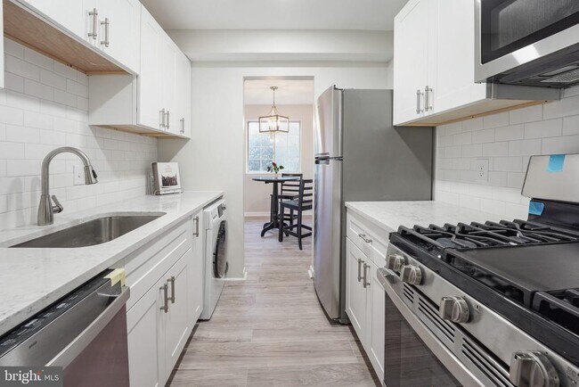 Building Photo - 1521 Colonial Dr