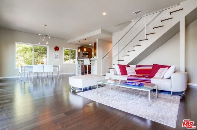 Foto del edificio - 2115 Hollyvista Ave