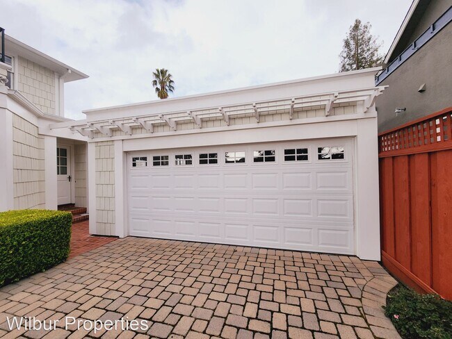 Building Photo - 4 br, 3.5 bath House - 605 Guinda Street