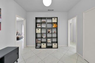 Building Photo - 35 Lakeview Village