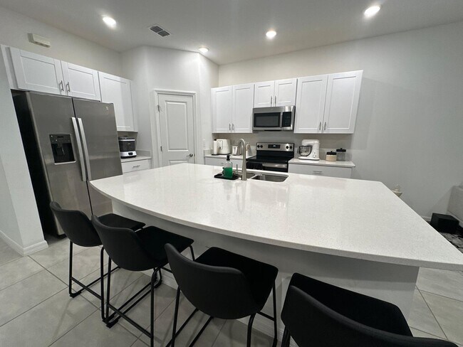 Kitchen island - 2263 Portrait St