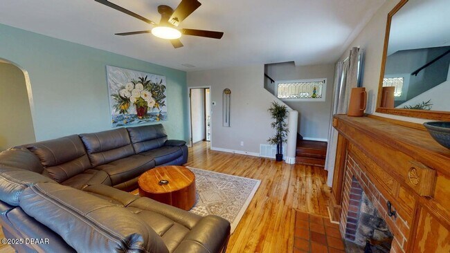 Foto del edificio - 425 Wisteria Rd