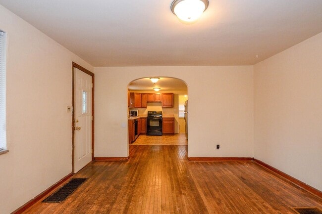 Photo - 207 E 14th St - 5Bed/2Bath - Remodeled Basement! House