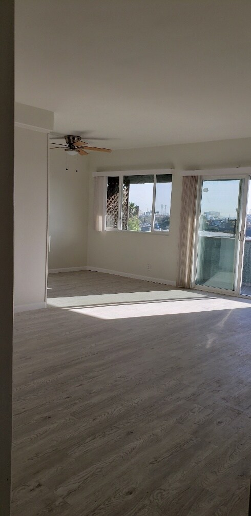 Entrada con vista a la sala de estar y al comedor; terraza/balcón a la derecha - 913 E Grand Ave