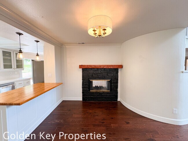 Foto del edificio - Welcome home to this spacious 4-bedroom, 3-bath home located in the Rancho Del Oro Community!