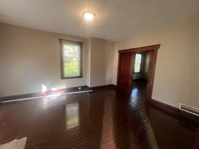 Building Photo - Updated and Spacious!