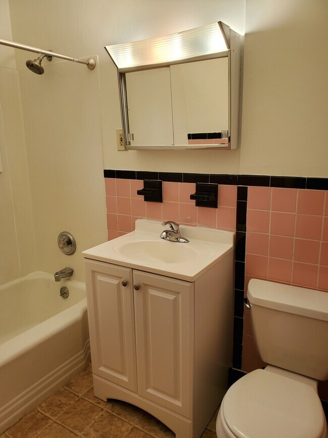 Foto del edificio - 50 Country Club Rd