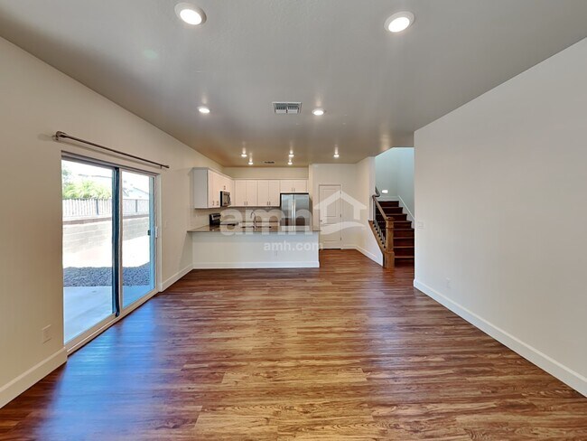Foto del edificio - 614 W Hackamore Ave