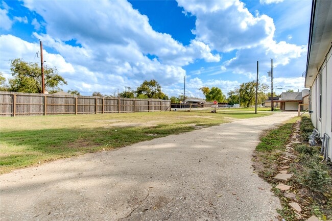 Building Photo - 4049 Lucille St