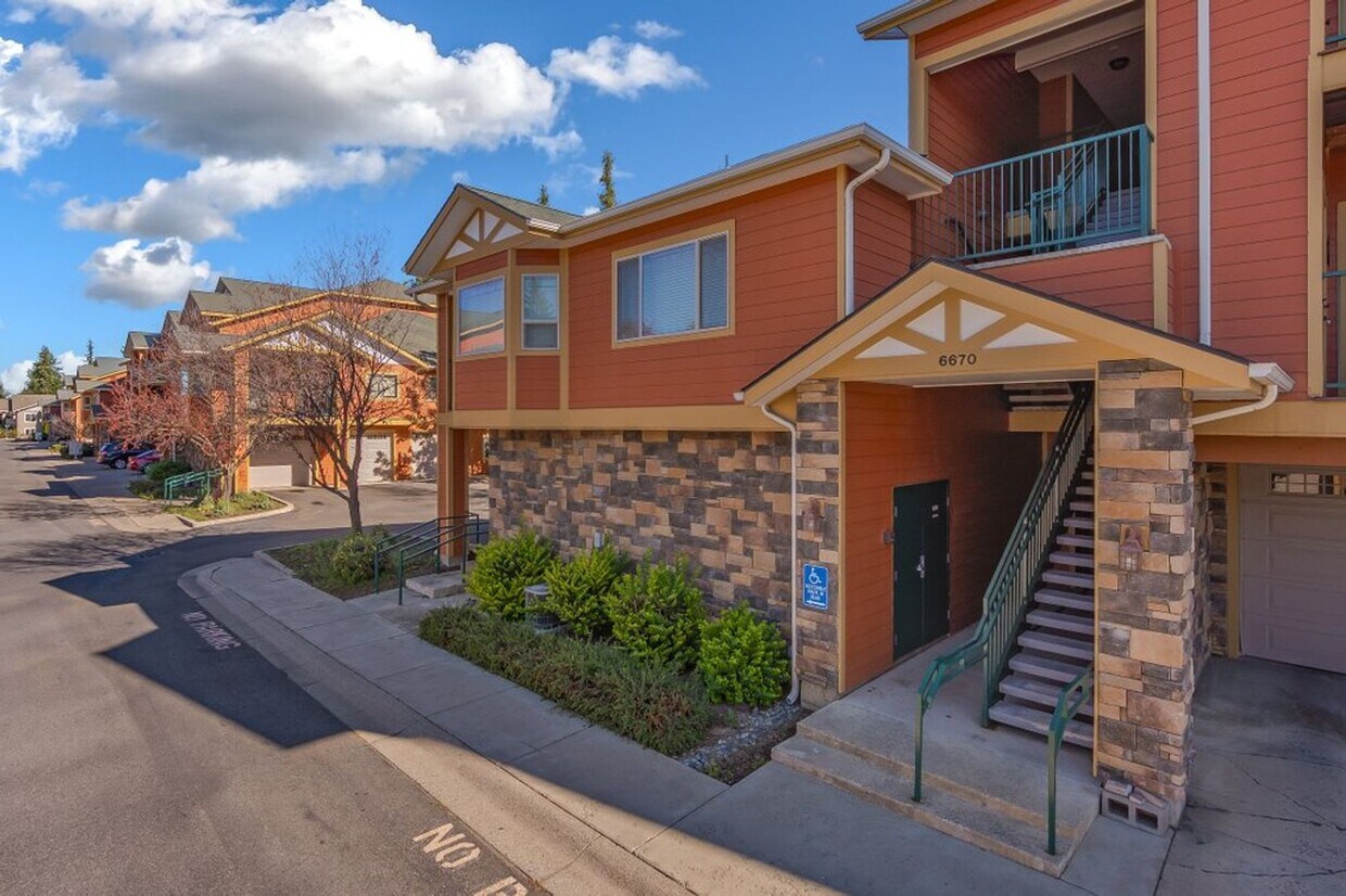 Primary Photo - Pheasant Run Condo- 3rd floor NEW PAINT & ...
