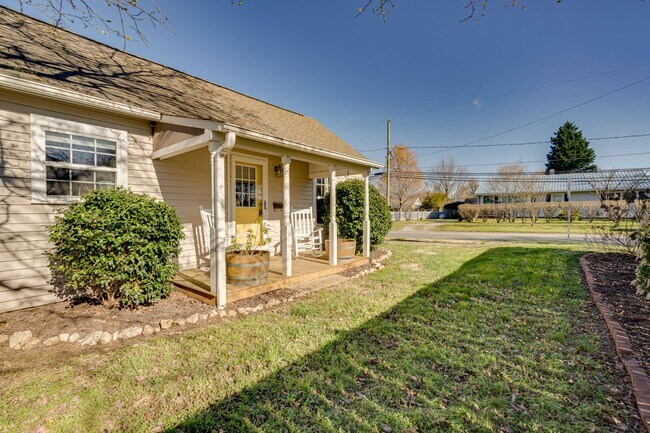 Foto del edificio - Charming 2 Bedroom 2 Bath Home In The Heart Of Downtown Mebane With Massive Fenced In Yard!!