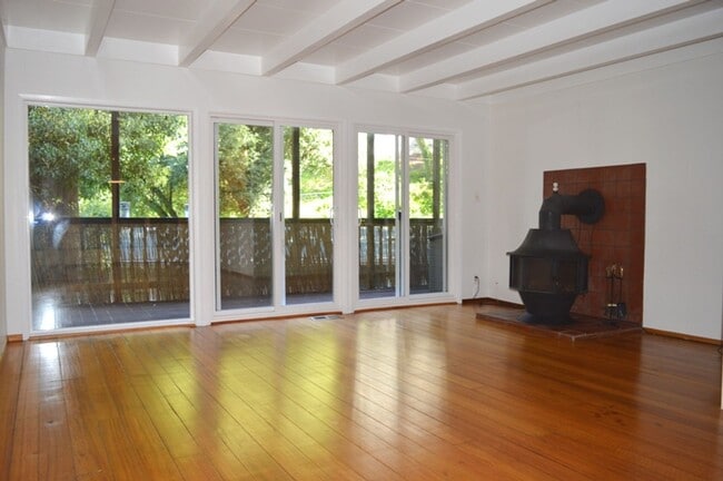 2 Bedroom Unit with Treehouse Views - 2 Bedroom Unit with Treehouse Views