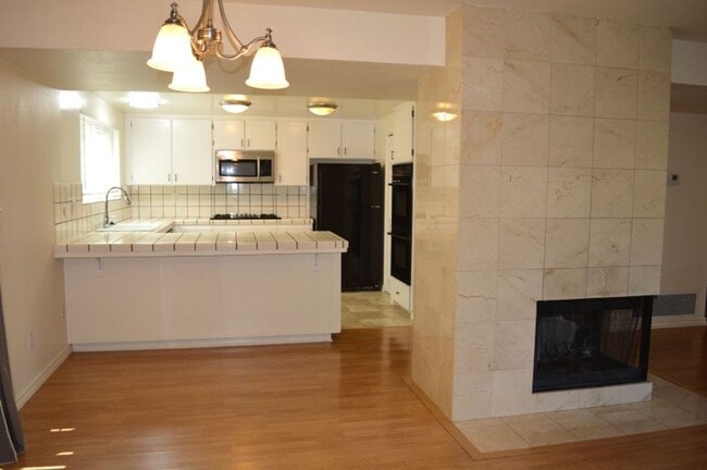 Building Photo - Large 3 bedroom Townhome with Community Po...