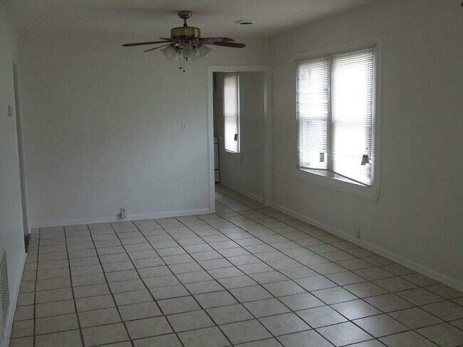 Foto del edificio - 2 BR Home walk to NHHS