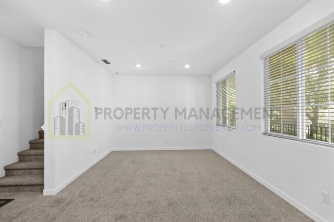 Foto del edificio - For Rent: Stylish 3-Bedroom Townhouse with...
