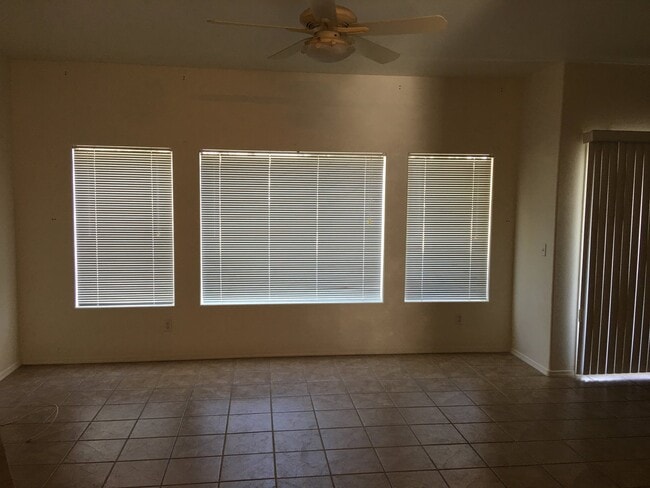 Building Photo - Spacious 1st Floor Beauty!