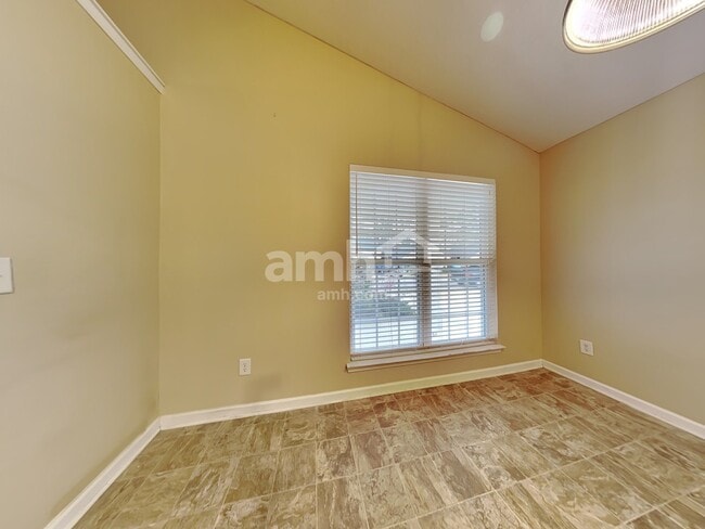 Building Photo - 136 Trickle Dr