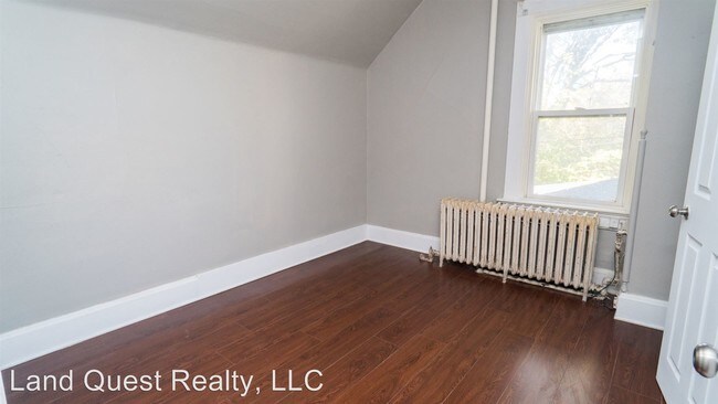 Building Photo - 614 9th St