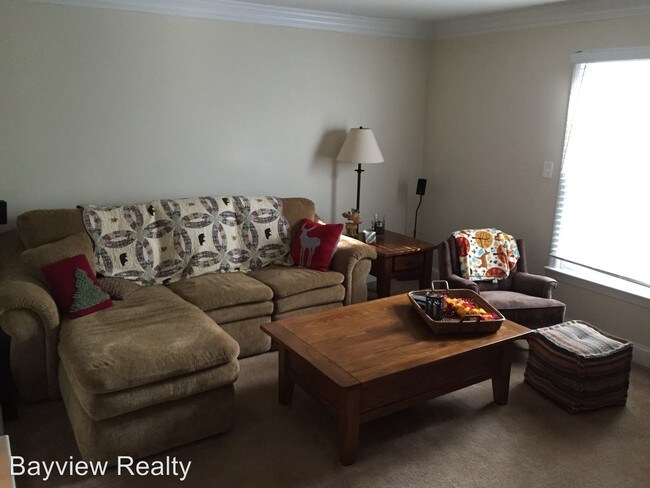 Building Photo - 2 br, 2.5 bath House - 8535 Tidewater Dr #C