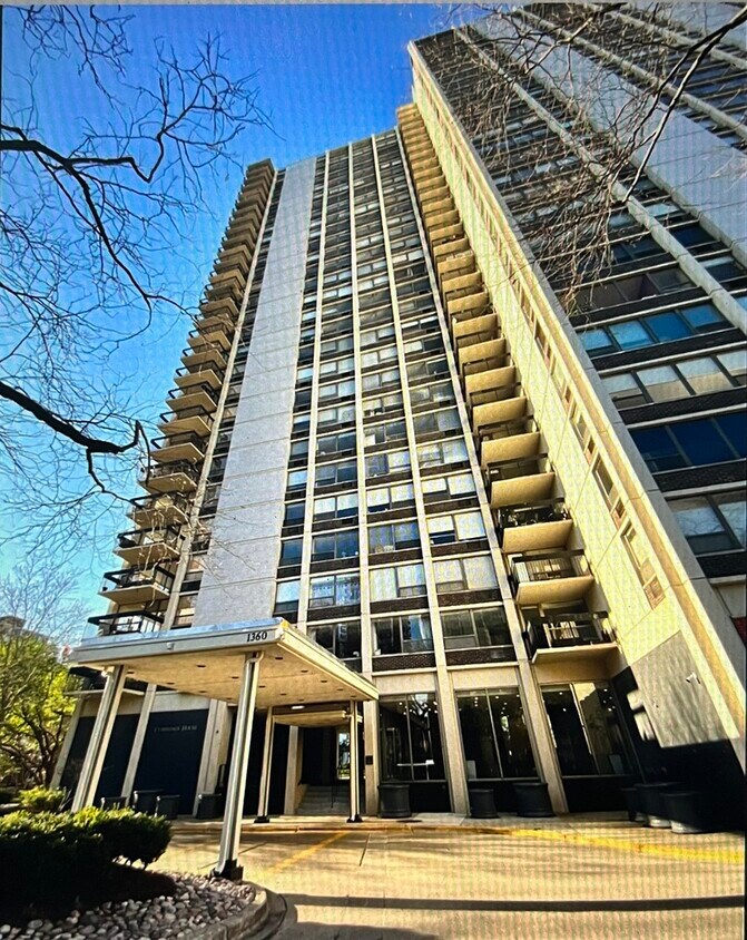 Foto principal - 1360 N Sandburg Terrace