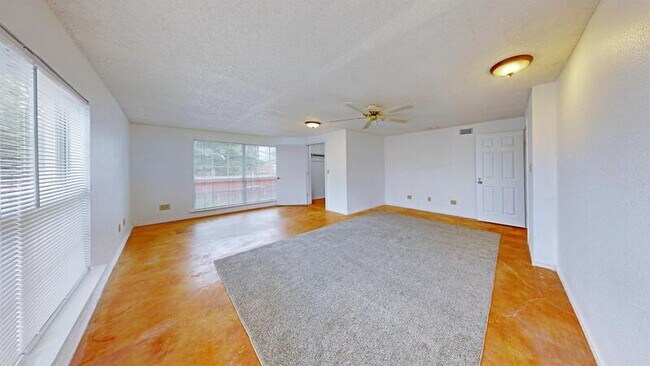 Foto del edificio - 1115 Breezewood Dr