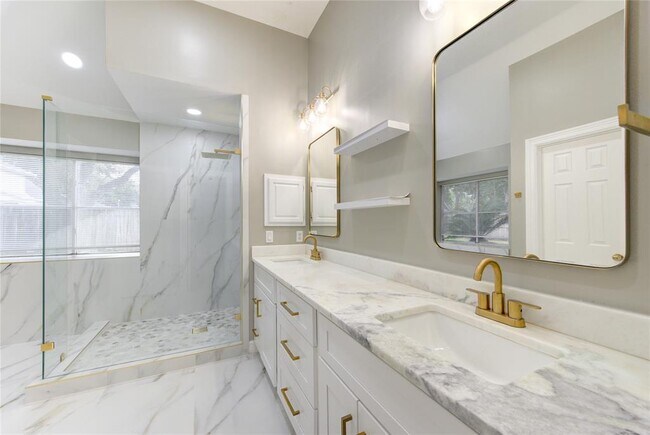 Foto del edificio - 1526 Forest Home Dr