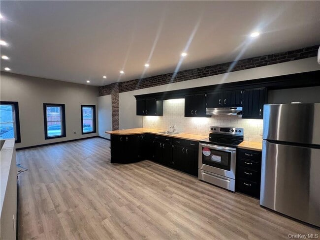 Building Photo - 30 Henry St