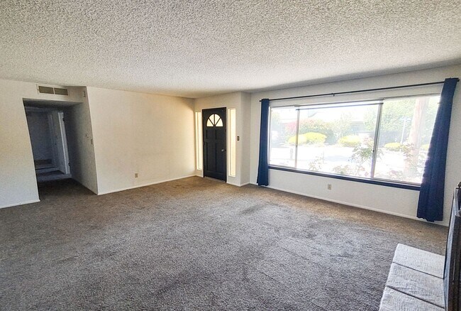 Foto del edificio - 3 bedroom, 2 bath home in the desirable be...