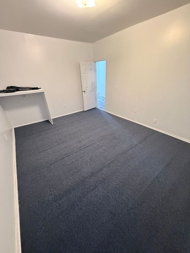 Building Photo - Inspected and Approved 3 Bedroom 1 Bath w PARKING & Appliances