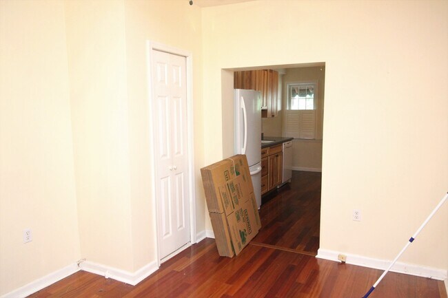 Building Photo - Charming Locust Point 2bd+Den/1ba Rowhome w/ W/D, CAC and One-Car garage! Available 7/15!