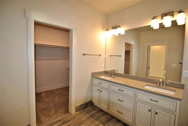 Foto del edificio - 1704/1706 Danny Boy Lane Duplex