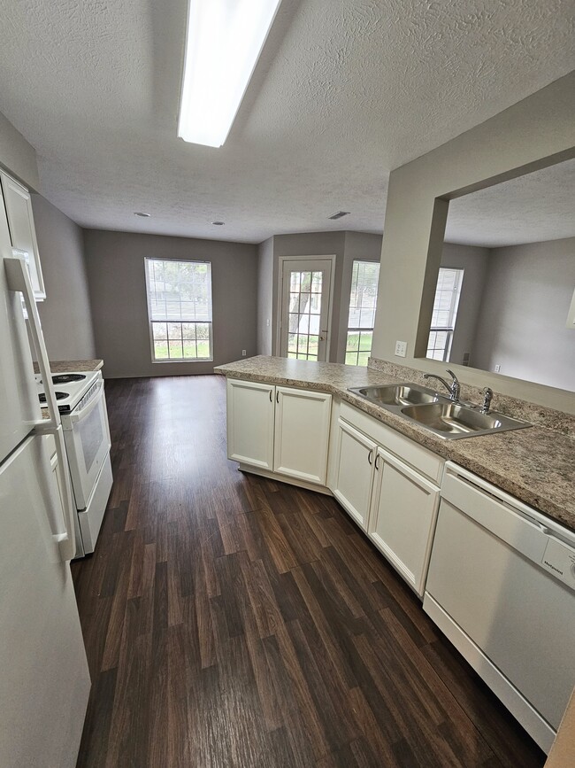 Kitchen - Cobblestone Court Apartments