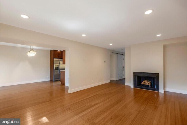 Foto del edificio - 5250 Pooks Hill Rd