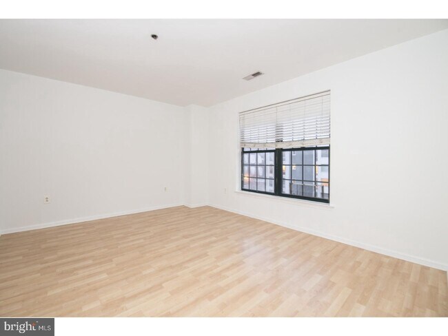 Foto del edificio - 2 Leverington Ave