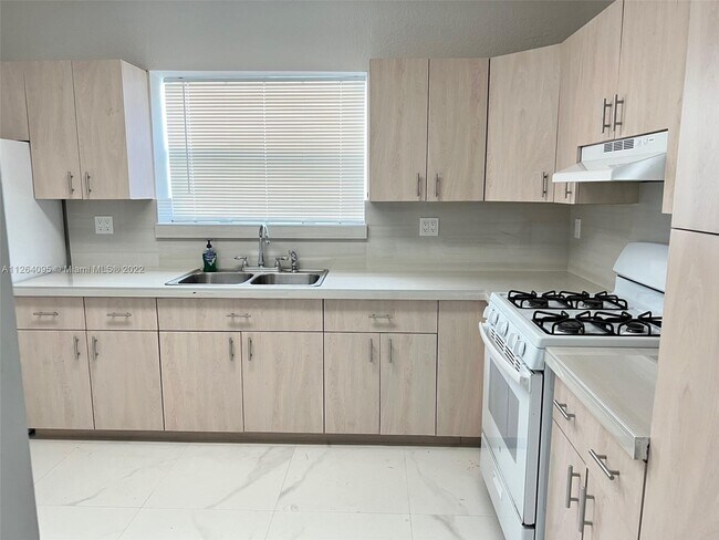 Building Photo - 601 W 51st Pl