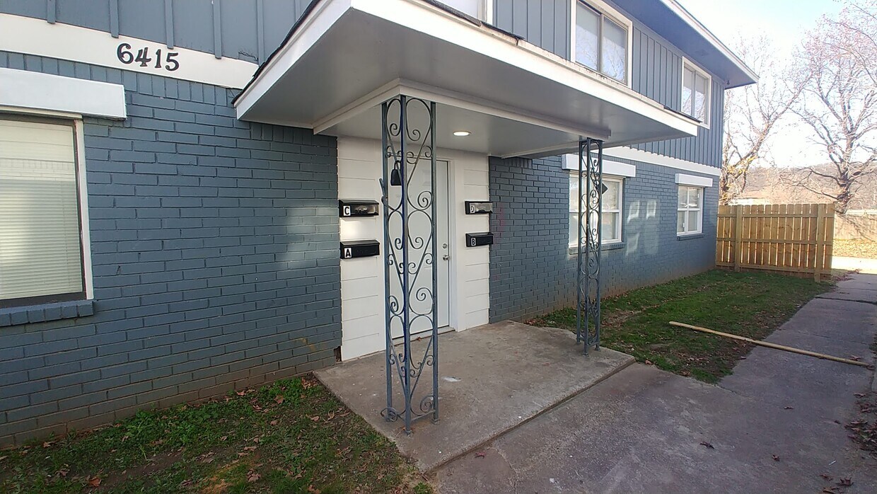 Primary Photo - 6518 S Newport Ave