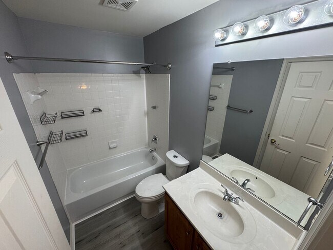 Foto del edificio - Stunning 3 Bed 3.5 Bath Interior Townhome ...