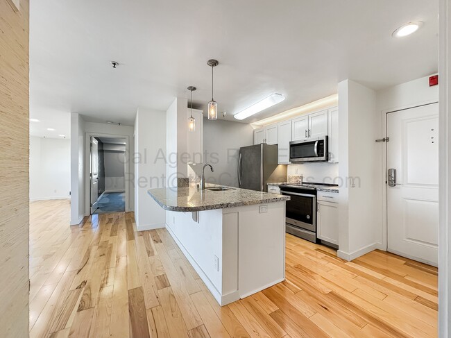 Foto del edificio - 6400 Christie Ave