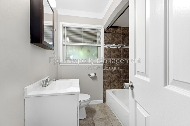 Building Photo - 812 Riverbank St