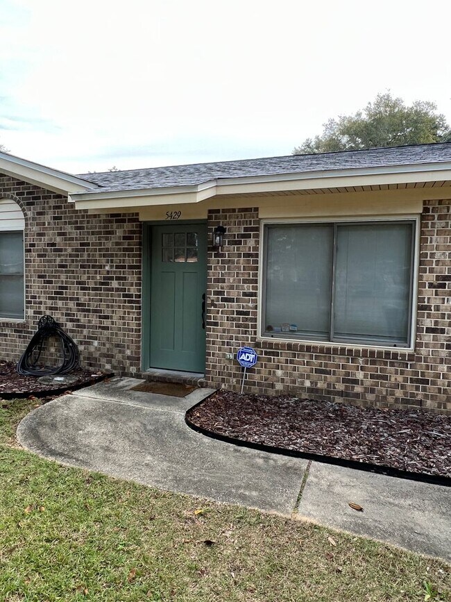 Building Photo - Charming 3 Bedroom