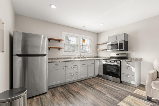 Building Photo - 341 Main St