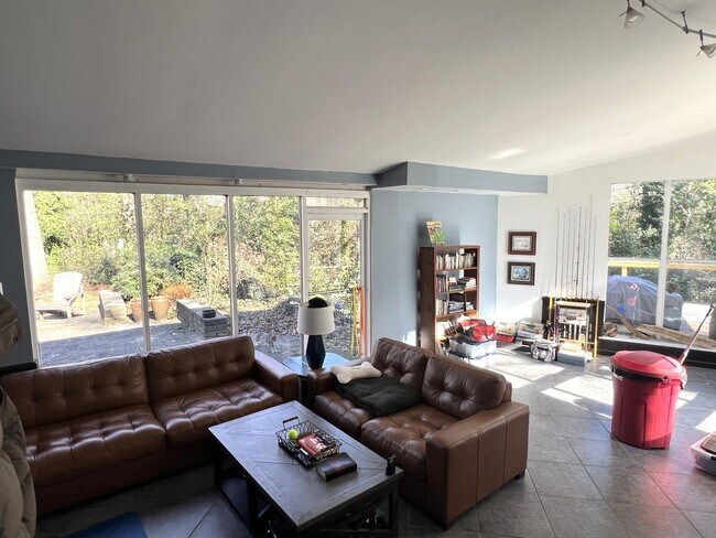 Foto del edificio - Hide Away Home off Ingleside!!