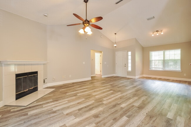 Foto del edificio - 305 Tara Glenn Ln