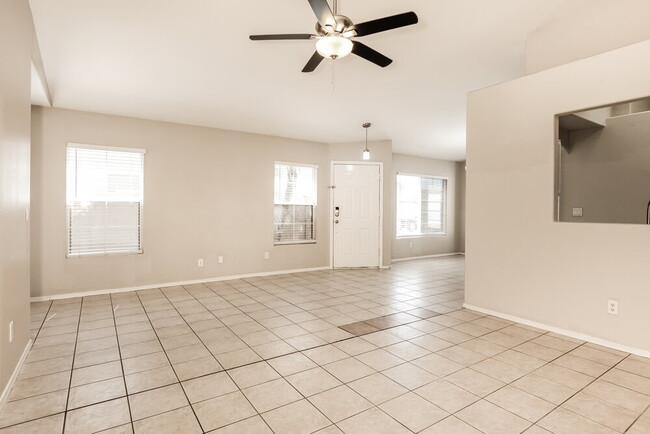 Foto del edificio - 5046 E Holmes Ave