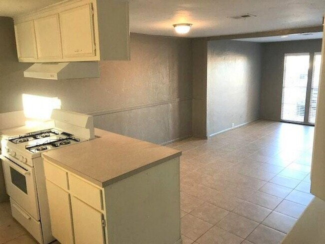 Foto del edificio - 8820 S Winston Ave