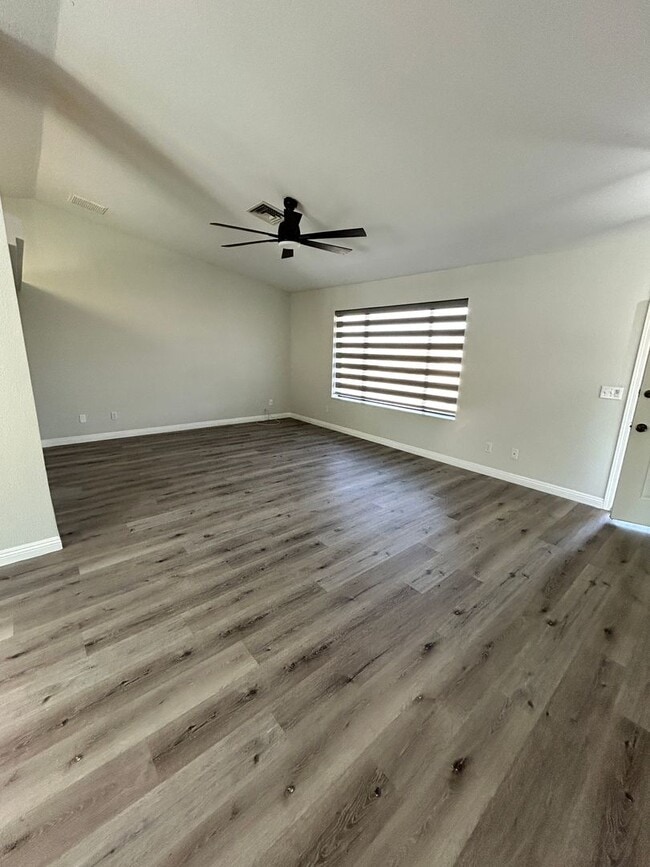 Building Photo - Unfurnished Home!