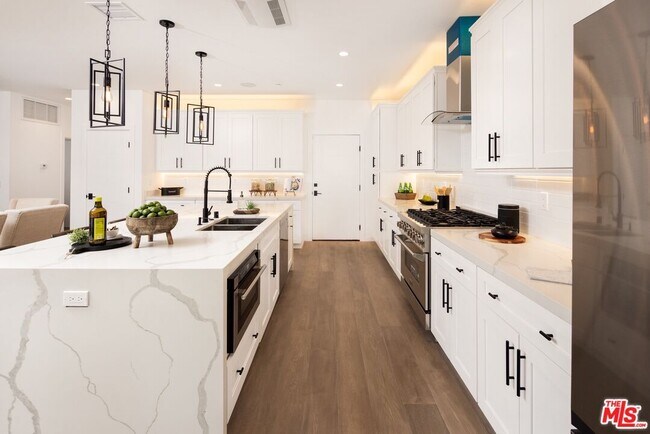 Foto del edificio - 4526 Sylmar Ave