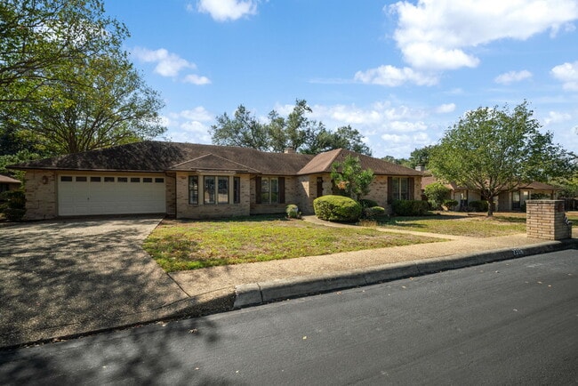 Building Photo - 2318 Park Cir