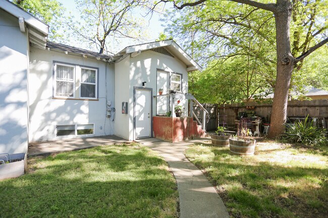 Building Photo - 593 E 7th St