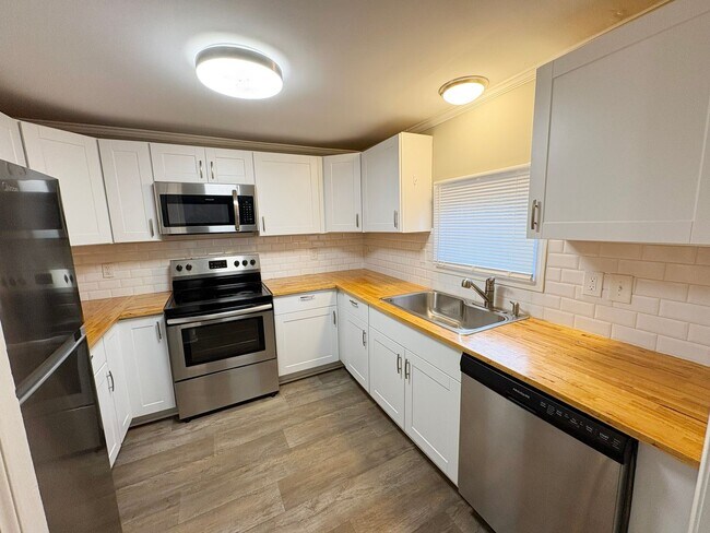 Foto del edificio - 2 Bedroom and 1 Bath Cottage with private parking and large back yard.